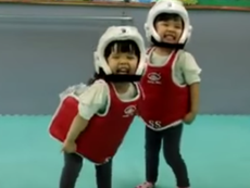 Trận đấu võ siêu dễ thương giữa 2 bé gái