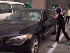 Clip: Đập nát siêu xe BMW vì chồng ngoại tình