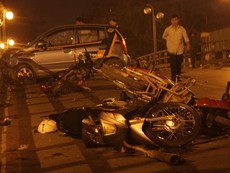 Clip taxi tông hàng loạt xe máy khiến hàng chục người bị thương