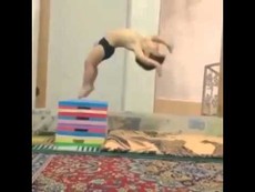 Trố mắt nhìn bé hai tuổi thực hiện động tác nhào lộn siêu khó