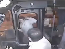 Clip: Tên cướp bị ăn gậy từ tài xế xe buýt