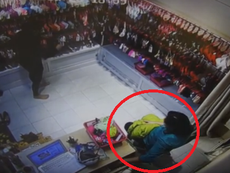 Clip: Cô gái vờ mua quần áo để trộm tiền trong shop