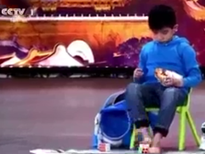 Clip: Chú bé có khả năng xếp rubik bằng chân và tay