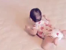 Clip: Ngộ nghĩnh xem bé tập trườn như ếch nhảy