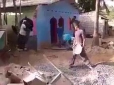 Clip: Màn phối hợp xúc đá vào máy trộn vô cùng điêu luyện