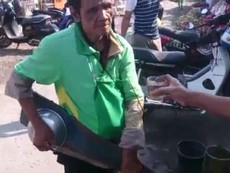 Ông lão mù đánh đàn tự chế cực hay