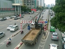 Clip xe tải bị khung sắt 'giữ lại' hàng giờ trên cầu vượt