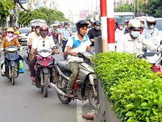 Clip chen ngang, lấn làn lên cầu vượt