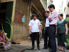 Ông Đoàn Ngọc Hải kiểm tra khu chợ từng ba lần bị cháy