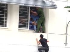 Giây phút giải cứu sinh viên nhảy lầu vì điểm thấp