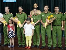 Cư dân Carina khóc khi gặp cảnh sát PCCC