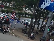 Khủng khiếp: Lùi xe bán tải tông chết người