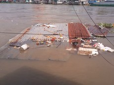 Hiện trường vụ sạt lở 5 căn nhà tại bờ sông Ô Môn