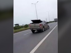 Gây tai nạn, xe bán tải còn 3 bánh vẫn cố bỏ chạy 60 km