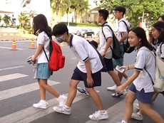 Học sinh cúi đầu cảm ơn khi tài xế nhường đường