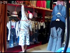 Clip: Bé trai 10 tuổi theo ‘cha’ dàn cảnh ăn trộm