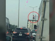 Hoảng hồn với người phụ nữ nhảy múa trên thùng xe container