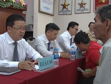 Trợ giúp pháp lý lưu động và tặng quà cho người nghèo