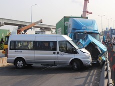 Clip: Xe đầu kéo đẩy văng dải phân cách, tông ba ô tô