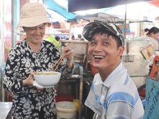 Cô Tuyết bán bún bò cưu mang chàng trai cụt hai tay