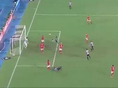 Siêu phẩm 'ngả bàn đèn nhân đôi' trên sân cỏ Brazil