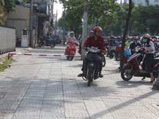 Quận 1 lắp barie trên vỉa hè đường Võ Thị Sáu