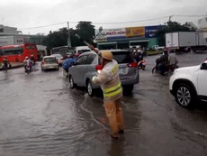 Sau mưa to, vòng xoay An Lạc ngập nặng