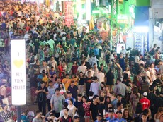 Sôi động ngày đầu khai trương phố đi bộ Bùi Viện