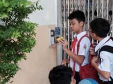Học sinh thích thú quẹt thẻ điểm danh