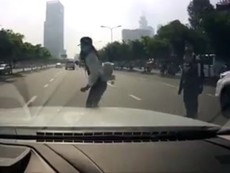Sinh viên qua đường ẩu, suýt gây tai nạn