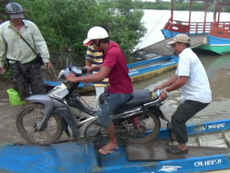 Dân khốn đốn vì bến phà đột nhiên ngưng hoạt động