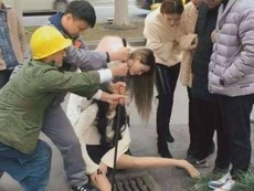 Cô gái kẹt chân dưới nắp cống vì mải dùng điện thoại