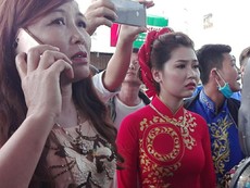 Xe rước dâu năn nỉ qua trạm BOT Cần Thơ-Phụng Hiệp
