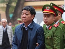 Bên ngoài phòng xử ông Đinh La Thăng và đồng phạm
