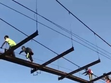 Qua cầu treo sắp sập đến trường ở Hòa Bình