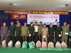 Hơn 200 phần quà tặng bà con đón Tết