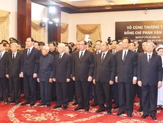 Nhiều đoàn lãnh đạo đến viếng nguyên TT Phan Văn Khải