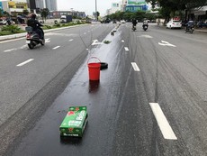 Hiện trường vệt nhớt làm nhiều người té ngã
