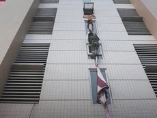 Bộ đội hướng dẫn người dân thoát cháy bằng chăn màn