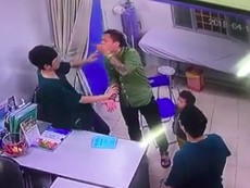 Clip: Bác sĩ BV Xanh Pôn bị người nhà bệnh nhi đấm tới tấp