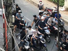 Clip: Nhóm giang hồ hỗn chiến gây náo loạn ở bờ kè TP.HCM