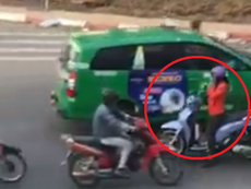 Dừng xe giữa đường ngược chiều để... nghe điện thoại