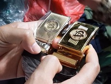 Trang phục giống công an, bộ đội bày bán tràn lan trên phố