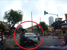 Thanh niên không đội mũ bảo hiểm vượt đèn đỏ gây tai nạn