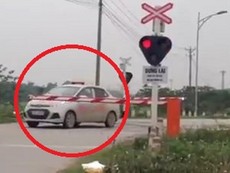 Vô tư vượt rào qua đường ray khi đã có đèn cảnh báo