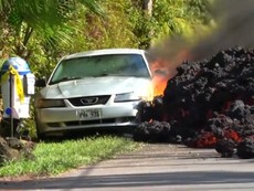 Dung nham 'nuốt chửng' ô tô ở Hawaii