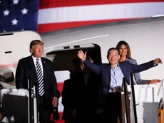 Clip: Ông Trump đón 3 công dân Mỹ trở về từ Triều Tiên