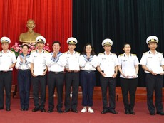 Sở Tư pháp TP.HCM thăm, tặng quà chiến sĩ Vùng 4 Hải quân