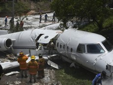 Máy bay gãy làm đôi khi hạ cánh xuống sân bay ở Honduras