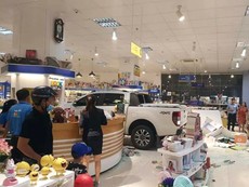 Nữ tài xế lái xe bán tải tông thẳng vào nhà sách